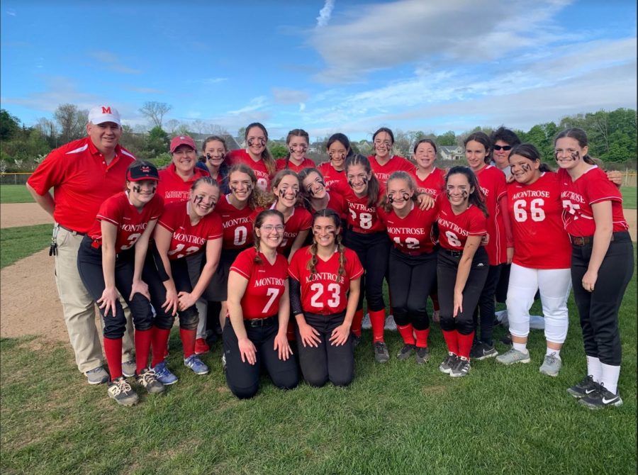 Varsity and JV softball pose for a photo after the senior game. 
