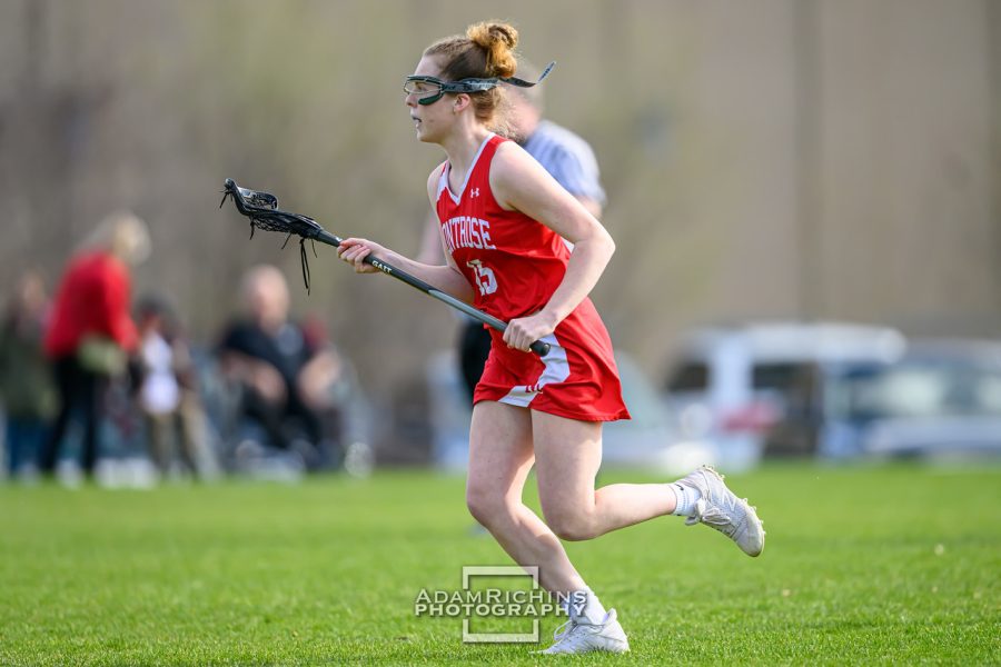Shannon+Mahoney+%E2%80%9824+cradles+the+ball+at+a+lacrosse+home+game