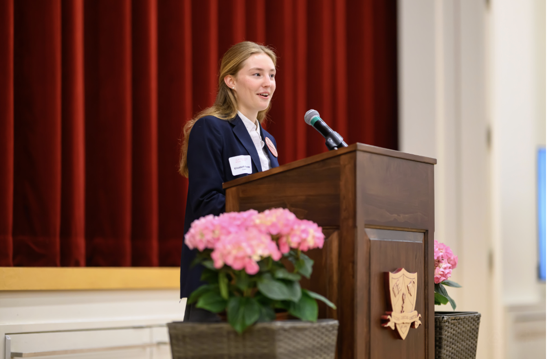 Elizabeth Barrette '29 delivering a speech as part of the Admitted Student night speaking program. 